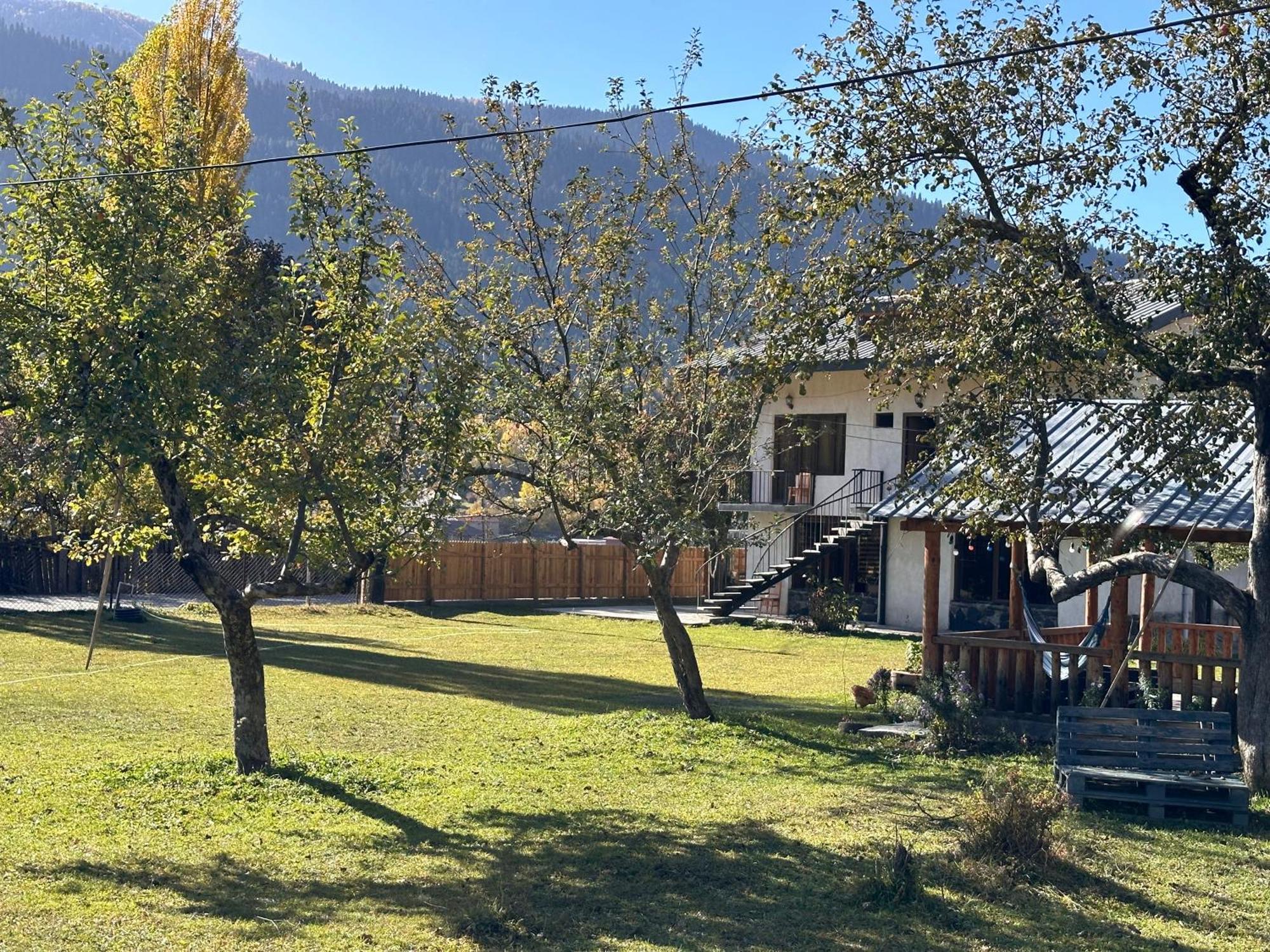 Отель Bala'S House Местия Экстерьер фото
